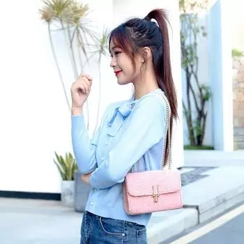 Lamb wool women s bag 2024 autumn and winter new plush bag fashion oblique span wool bag chain saddle small square mobile phone bag