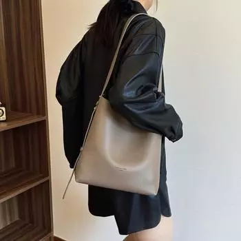 Большая вместительная сумка женская 2024 новая простая и универсальная сумка через плечо фактура повседневная популярная сумка-ведро для детей и мам чёрный