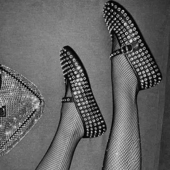 Большие размеры, нишевые туфли со стразами и заклепками, женские 2025, пряжка на ремне, круглая носовая часть, плоская подошва, удобные балетки 35 белый