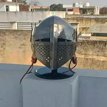 LARP Стальной бацинет Барбута Рыцарский шлем Средневековый шлем Доспехи Бугурт Боевой шлем Подарок Рождество Хэллоуин SCA подарочная деревянная подставка