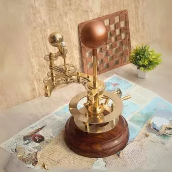 Латунная планетария, показывающая движение Земли и Луны вокруг Солнца