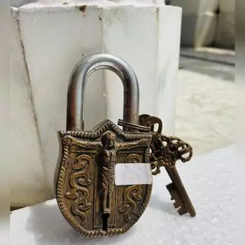 Латунный замок с дизайном Иисуса Христа и ключами: Изготовленное вручную, уникальное и функциональное — очаровательное решение для обеспечения безопасности.