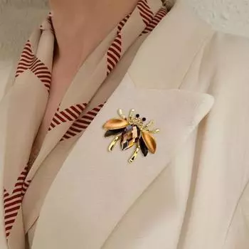 Леди Брошь в форме пчелы Декор со стразами Нескользящая сумка на плечо Костюм Пальто Воротник Шляпа Шарф Украшение Булавка для одежды Вечеринка Выпускной вечер Невеста Свадебная одежда коричневый