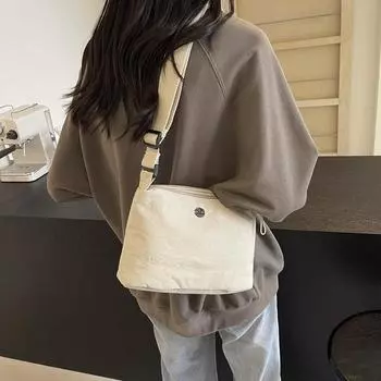 Легкая маленькая квадратная сумка, простая повседневная сумка через плечо, женская новая трехслойная сумка большой вместимости 2024 года, однотонная сумка через плечо для поездок на работу