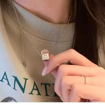 Легкая роскошь и нишевый дизайн Трехмерное квадратное ожерелье с улыбающимся лицом Новая персонализированная и модная супербессмертная цепочка на ключицу 41CM