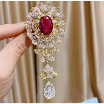 Легкая роскошная брошь с полыми бриллиантами и элегантной пряжкой в стиле ретро из зеленого и красного корунда и циркона