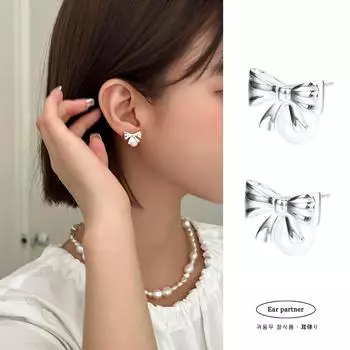 Легкие роскошные элегантные темпераментные серьги-гвоздики с жемчугом, изысканные и милые серьги-бантики, нишевые высококачественные серебряные серьги-иглы, новые A pair of 925 silver