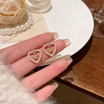 Легкие роскошные милые полые серьги-гвоздики с сердечком и имитацией жемчуга для женщин 1 pair