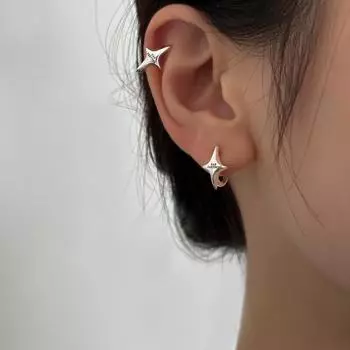 Легкие роскошные персонализированные серьги-звездочки женские изысканные и маленькие серебряные игольчатые гвоздики для ушей нишевый дизайн высокого класса новые серьги-пряжки для ушей A pair of 925 silver needle