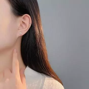 Легкие роскошные полые цветочные серьги для женщин, нишевый дизайн высокого класса, новые серьги и серьги