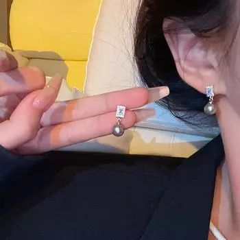 Легкие роскошные серьги с серым жемчугом и цирконом