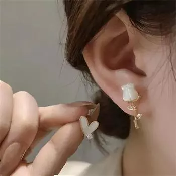 Легкие роскошные серьги в стиле ретро со сверкающими бриллиантами и цветком