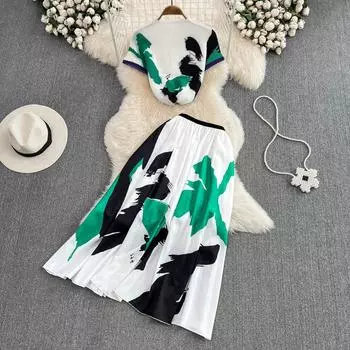 Легкий и знакомый темперамент, облегающий тонкий короткий топ с воротником-стойкой и принтом, юбка с высокой талией, комплект из двух предметов