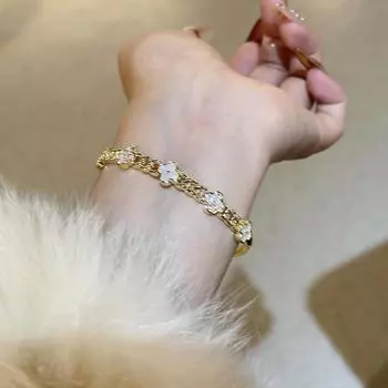 Легкий роскошный браслет во французском стиле с микро-инкрустацией из циркония и клевером для женщин с изысканным темпераментом и ювелирными изделиями высокого класса