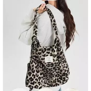 Ленивая литературная и художественная сумка из нишевой клетчатой ткани 2024 года, новая японская универсальная сумка через плечо большой вместимости для поездок на работу цветной печати леопарда