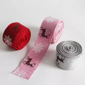 Лента с изображением лося. Красивая красивая лента с проволочным краем и принтом. Рождественская лента с рисунком лося. Цветная лента для свадьбы. красный