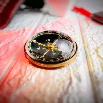 Лентикулярный компас из латуни с плавающим черным циферблатом