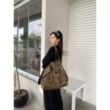 Leopard print canvas bag women s large-capacity tote bag new portable commuter bag trendy versatile shoulder bag mommy bag коричневый