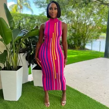 Летнее платье без рукавов с высоким воротом и поясом, утягивающее бедра S чёрный