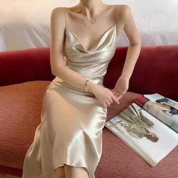 Летнее платье из французского атласа цвета шампанского с воротником-стойкой и бретельками-спагетти