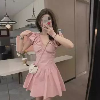Летнее розовое платье 2024 года с V-образным вырезом и рукавами-фонариками: Новая французская плиссированная короткая юбка 2XL