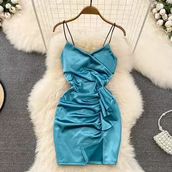 Летнее сексуальное атласное шелковистое гладкое облегающее платье с тонкой баской и короткой сумкой с драпировкой на бедрах