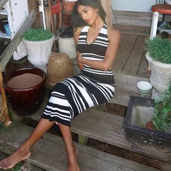 Летнее женское модное платье с темпераментным вырезом и открытой спиной в полоску, подходящее к любому наряду S
