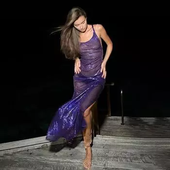 Летнее женское сексуальное облегающее платье с открытой спиной и разрезом из пайеток S фиолетовый