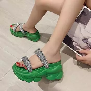 Летние босоножки и тапочки на толстой подошве «Бисквит». Туфли и тапочки на высоком каблуке с открытым носком и стразами. 35 белый