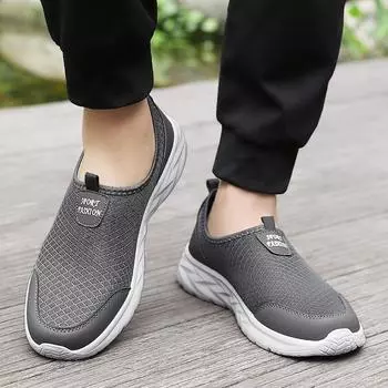 Летние дышащие легкие сетчатые туфли мужские удобные повседневные кроссовки черные без застежек для вождения мужские 40 чёрный