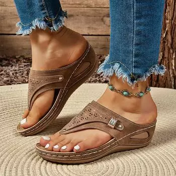 Летние модные легкие сандалии женские новые шлепанцы женские импортные торговые большие размеры наклонный каблук дышащие полые тапочки женские 36 чёрный