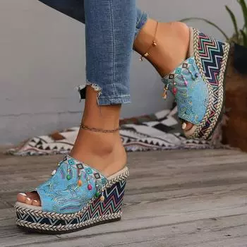 Летние новые босоножки на толстой подошве с вышитым этническим каблуком 2024 года с разноцветными бусинами, спадающие тапочки на каблуке 36 небесно-голубой