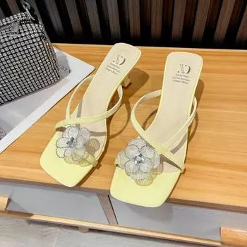 Летние новые модные босоножки с квадратной головкой, женские туфли на шпильках, пляжные тапочки со стразами и цветочной лентой 35 грязно-белый