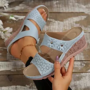 Летние новые стильные тапочки на толстом каблуке с покатым дном, женская обувь, однотонные тапочки с цветочным декором на покатом каблуке 36 коричневый