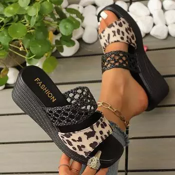 Летние новые тапочки на каблуке с уклоном, импортные женские сандалии большого размера с одним словом, европейские и американские пляжные тапочки с толстой подошвой 34 цветной печати леопарда