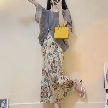 Летние образы из серого плиссированного топа с короткими рукавами и юбки с принтом для похудения One Size серый