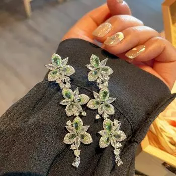 Летние серьги. Серьги в виде свежих зеленых цветов. Слегка инкрустированные розовым цирконием. Серьги-гвоздики для женщин. розовый