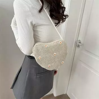 Летние соломенные сумки в виде ромашек и персиковых сердечек для женщин пользуются популярностью в этом году для туризма, пляжных сумок для отпуска, повседневных сумок-мессенджеров через плечо.