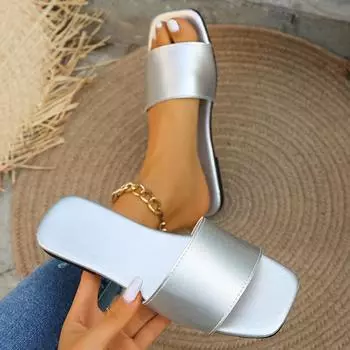 Летние женские тапочки, домашние и уличные шлепанцы на плоской подошве, новые корейские тапочки, женские сандалии, обувь золотого, серебряного цвета, размер 36-43 36