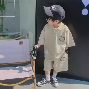 Летний комплект из двух предметов для мальчиков 2024 года: рубашка поло и спортивные штаны 130 абрикосовый