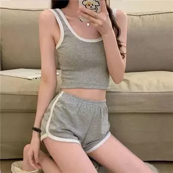 Летний комплект из топа и шорт для женщин, повседневный утягивающий короткий жилет, широкие шорты, спортивный классический женский костюм без рукавов M чёрный