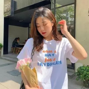 Летний свободный топ с буквенным принтом в базовом стиле, белая футболка с короткими рукавами M белый