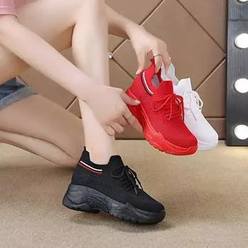 Летняя дышащая женская внутренняя повышающая высота повседневная спортивная обувь для улицы 2024 года, новая сетчатая толстая подошва повышающая высота спортивная обувь 35