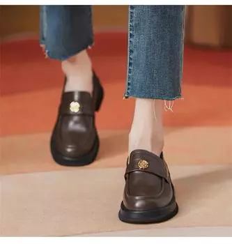 Летняя мода, новые сексуальные туфли на квадратном каблуке, женские, однотонные, профессиональные, с металлическим цветком, повседневные, популярные, удобные, высокие каблуки 35