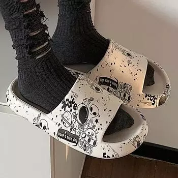 Летняя нескользящая домашняя одежда, классные тапочки, женские и мужские пляжные экскременты, ощущение мультфильма 2024, новые модные уличные горки 36-37 белый