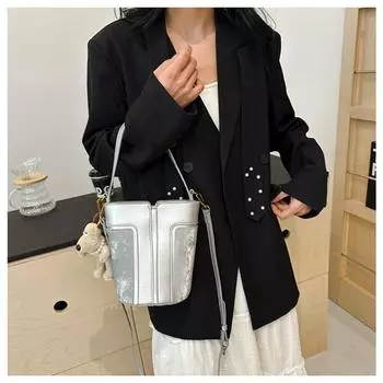 Летняя нишевая сумка для женщин, новинка 2024 года, модная и универсальная сумка через плечо для модных женщин, портативная сумка-ведро на одно плечо With pendant(Random)