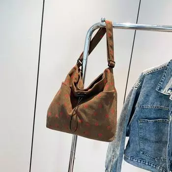 Летняя сумка женская модная вельветовая сумка Sweet Wind Strawberry Printing Большая вместимость со шнурком и складками Повседневная сумка через плечо коричневый