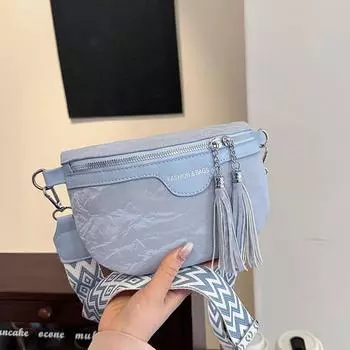 Летняя высокая красота, новая маленькая и популярная сумка. Модная и универсальная трендовая сумка на одно плечо. Минималистичная нагрудная сумка с широким ремнем через плечо.