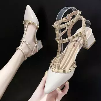 Лето 2024 бежевые женские туфли на квадратном каблуке кожаные босоножки с заклепками для женщин с острым носком средней высоты по акции Распродажа Luxury FH 35