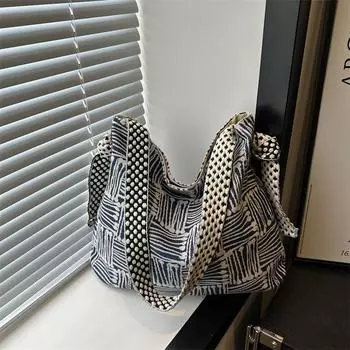 Лето 2024 года, новая простая модная сумка-мессенджер, повседневная сумка через плечо, простая модная сумка большой вместимости для поездок на работу чёрный